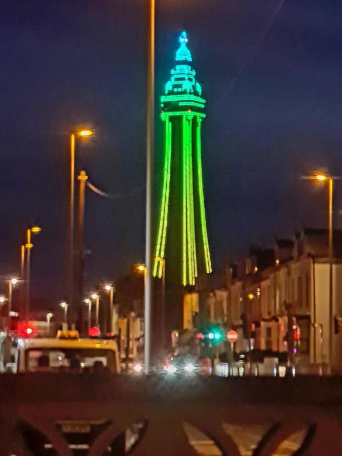 Tower Views 2 Bedroom House With Private Parking Blackpool Exteriér fotografie